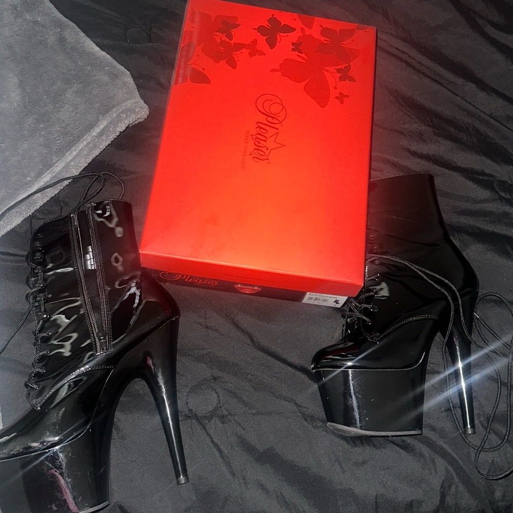PLEASERS SIZE 9